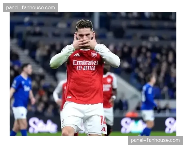 埃弗顿赛前适应场地训练,重点演练了针对阿森纳的禁区前沿任意球防守站位 埃弗顿赛前适应场地训练,重点演练了针对阿森纳的禁区前沿任意球防守站位