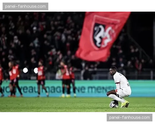 前法甲金靴穆萨-登贝莱因训练中与队友冲突，被俱乐部内部停赛一场